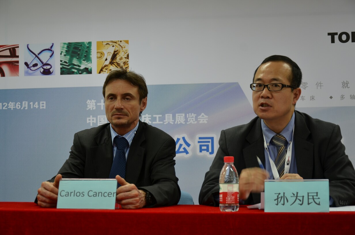 托納斯總經理孫為民和副總裁Carlos Cancer在新聞發(fā)布會現(xiàn)場接受媒體采訪
