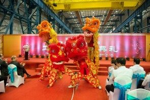 圖片2：竣工典禮由一段中華傳統(tǒng)舞獅表演拉開(kāi)帷幕，約180名來(lái)賓參加了該隆重慶典。