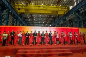 圖片1 演講者們?yōu)槭胬招聫S剪彩，標(biāo)志其正式竣工落成，這使舒勒在大連工廠的生產(chǎn)能力擴(kuò)增為原來(lái)的三倍（嘉賓：左起第三位，舒勒大連總經(jīng)理馬庫(kù)斯·萊曼；第五位，舒勒中國(guó)CFO愛(ài)歷克斯·劉；第七位，舒勒中國(guó)CEO歐默·阿克雅茨其；第九位，舒勒公司首席技術(shù)官約阿希姆·拜爾；第十一位，舒勒公司首席運(yùn)營(yíng)官彼得·約斯特博士；第十三位，安德里茨公司首席執(zhí)行官沃爾夫?qū)とR特納博士）