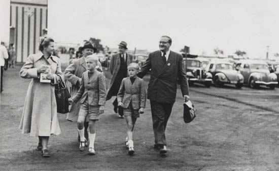 Marie、Dietmar、Jürgen和Wilhelm Harting在1950年前往展會(huì)展臺(tái)