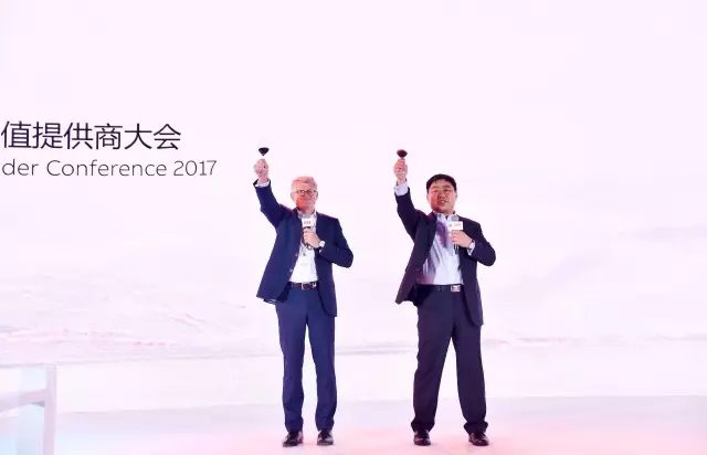 ABB機(jī)器人業(yè)務(wù)全球總裁倪思德與 ABB機(jī)器人中國(guó)區(qū)負(fù)責(zé)人李剛共同祝酒致辭