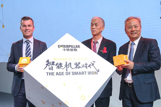 卡特彼勒全球副總裁，卡特彼勒（中國）投資有限公司董事長陳其華（右）、卡特彼勒全球基礎建設部全球副總裁任達明（左）、中國工程機械工業(yè)協(xié)會會長祁?。ㄖ校┕餐夷恍乱淮鶦at挖掘機