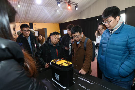 行業(yè)媒體正在參觀新一代Cat挖掘機體驗中心