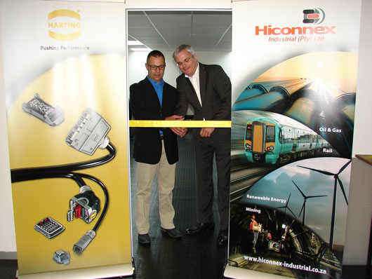 Hiconnex Industrial總經(jīng)理Chris Brand（左）和浩亭技術(shù)集團(tuán)企業(yè)區(qū)域管理總經(jīng)理Bernd Fischer對(duì)這一合作關(guān)系感到非常愉快