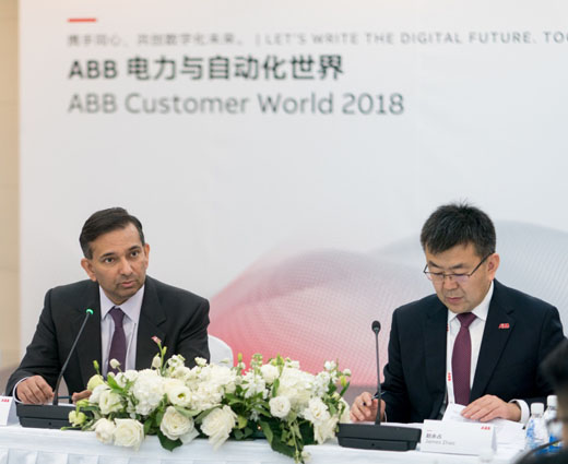 ABB集團(tuán)電氣產(chǎn)品事業(yè)部總裁梅塔（左）和ABB中國(guó)電氣產(chǎn)品事業(yè)部負(fù)責(zé)人趙永占（右）接受媒體采訪
