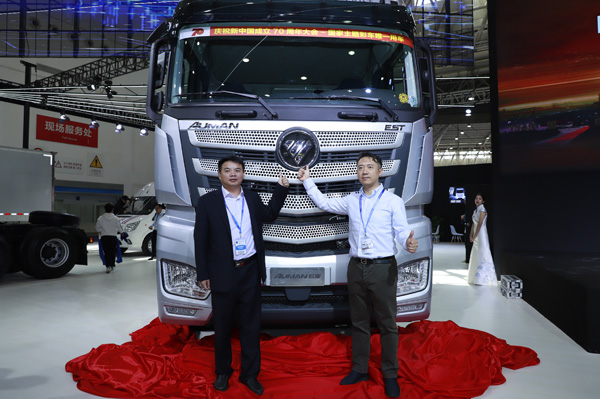 福田汽車集團(tuán)品牌副總裁、福田戴姆勒汽車品牌戰(zhàn)略總監(jiān)李健與福田戴姆勒汽車營銷公司鄂贛分公司總經(jīng)理程志堅(jiān)共同揭幕歐曼超級重卡國典版