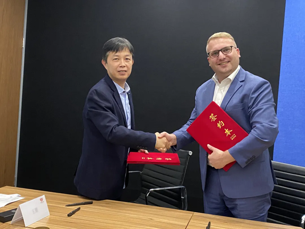 左：山東電力設(shè)備有限公司副總經(jīng)理談翀 右：MR中國總經(jīng)理 Thorsten Stohr（石德）