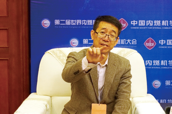 西安交通大學(xué)黃佐華教授接受記者采訪