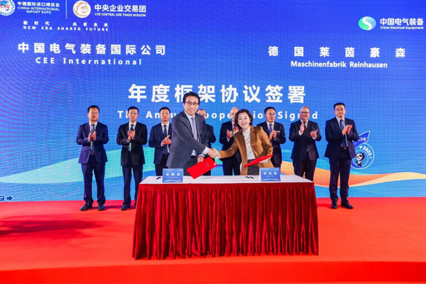 中國電氣裝備集團(tuán)代表國際電力有限公司副總經(jīng)理張耀武先生（左）與MR中國區(qū)銷售總監(jiān)楊諾女士（右）